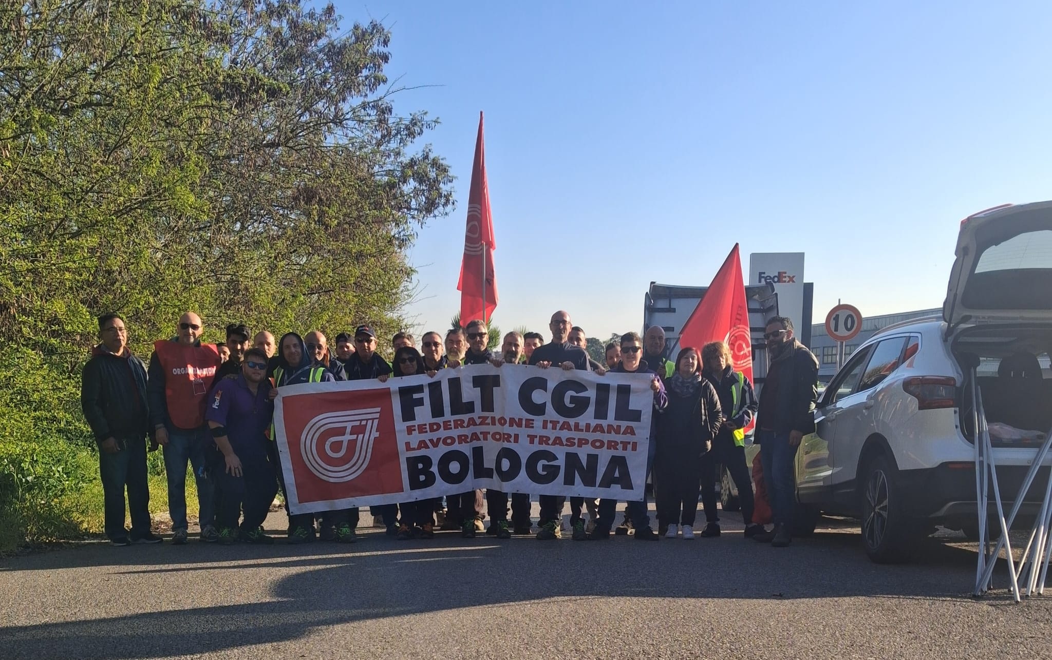 Protesta dei lavoratori FedEx di Bologna  che chiedono risposte e certezze sul futuro
